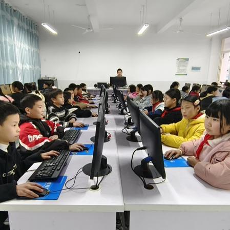 Cum a făcut Sun Haiqing din Jiangsu Jutian să împuternicească educația în orașul natal prin donații de computer?